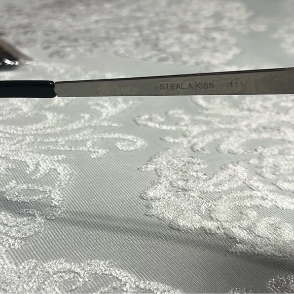 Quay Steal A Kiss Sunglasses - Picture 6 of 9